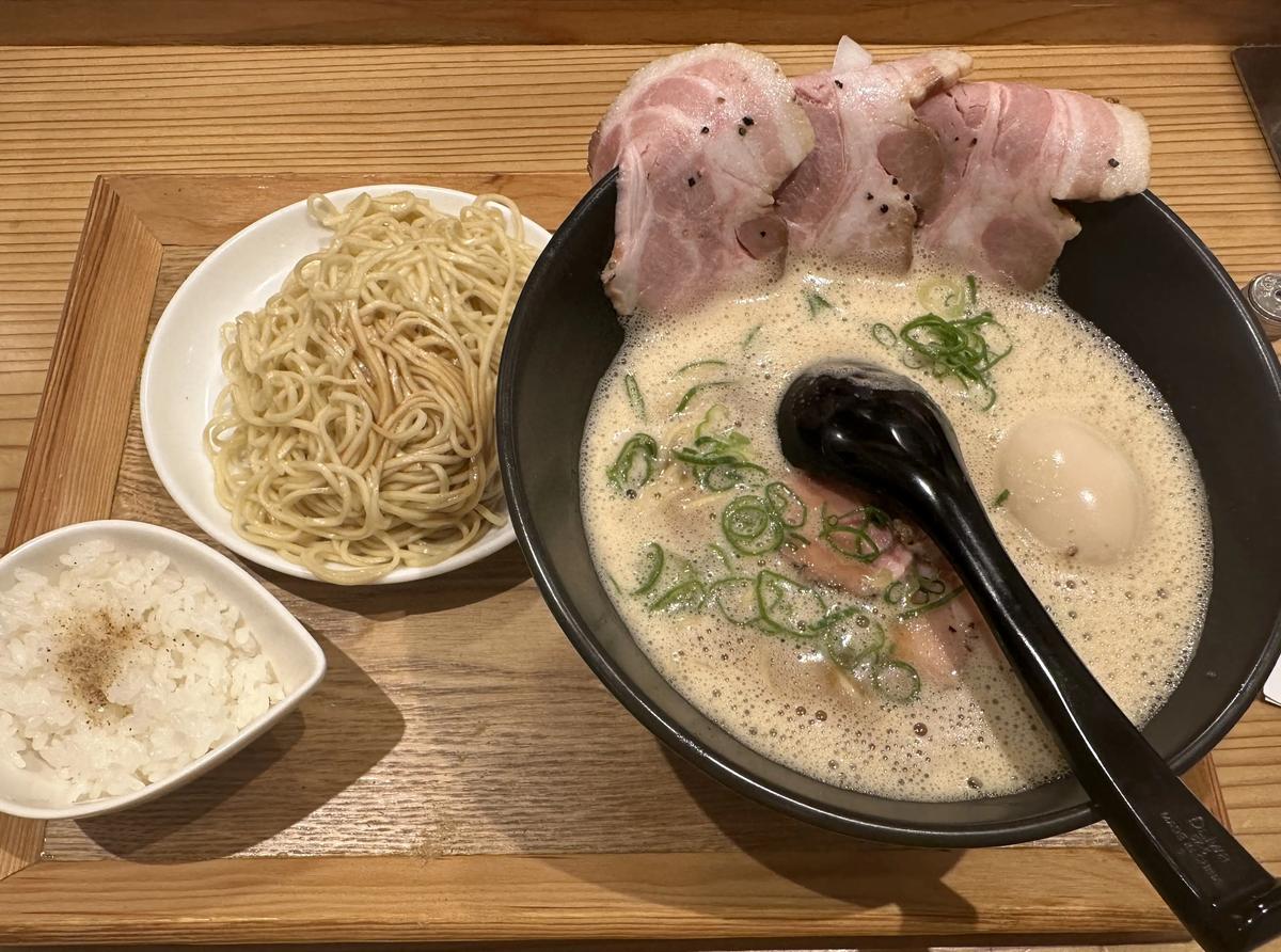 终于吃上拉面 不过能不能别配米饭