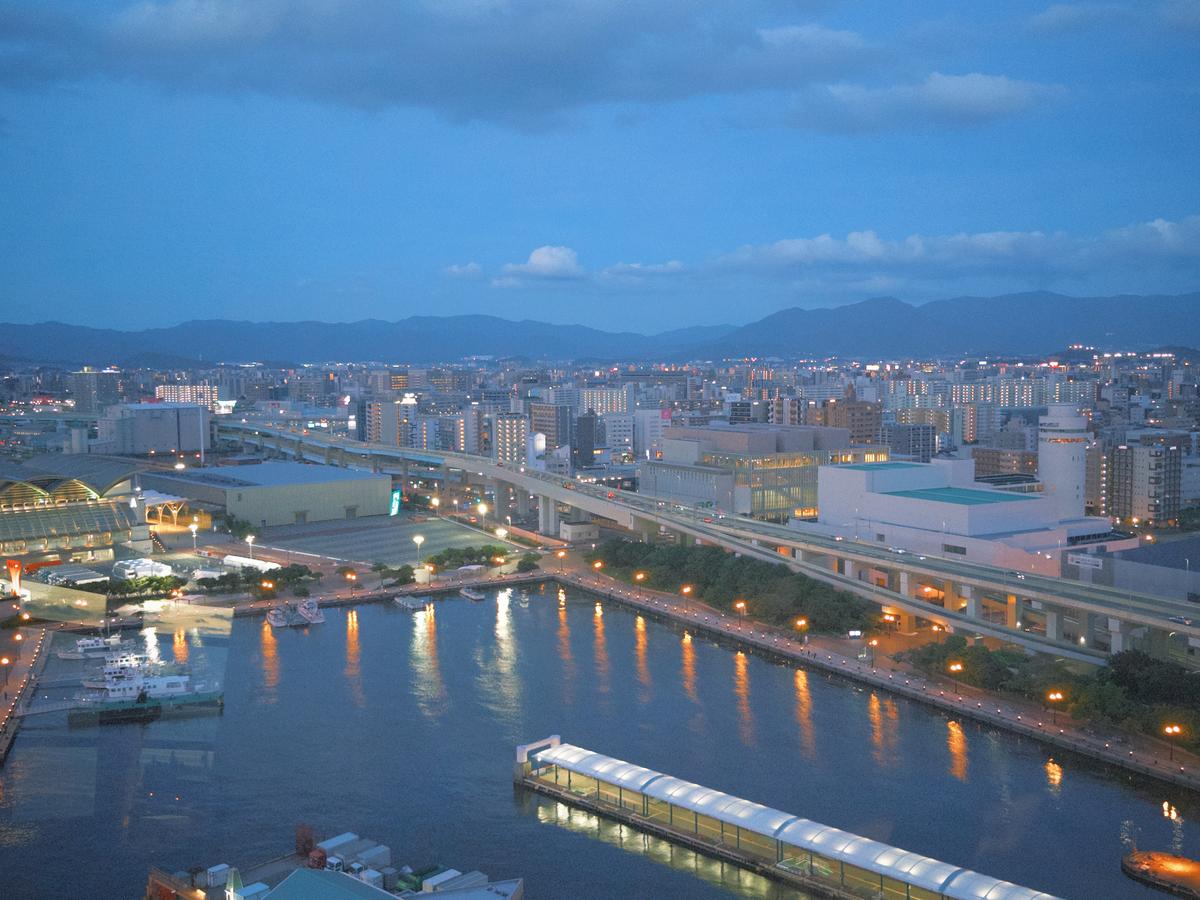 福冈港湾的蓝调夜景