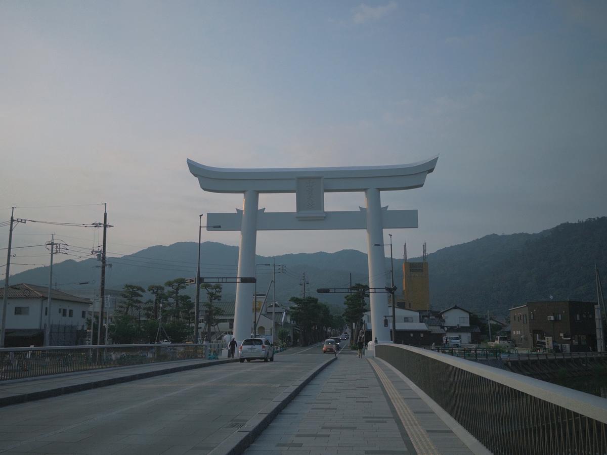 夕暮中的出云大社宇迦桥大鸟居
