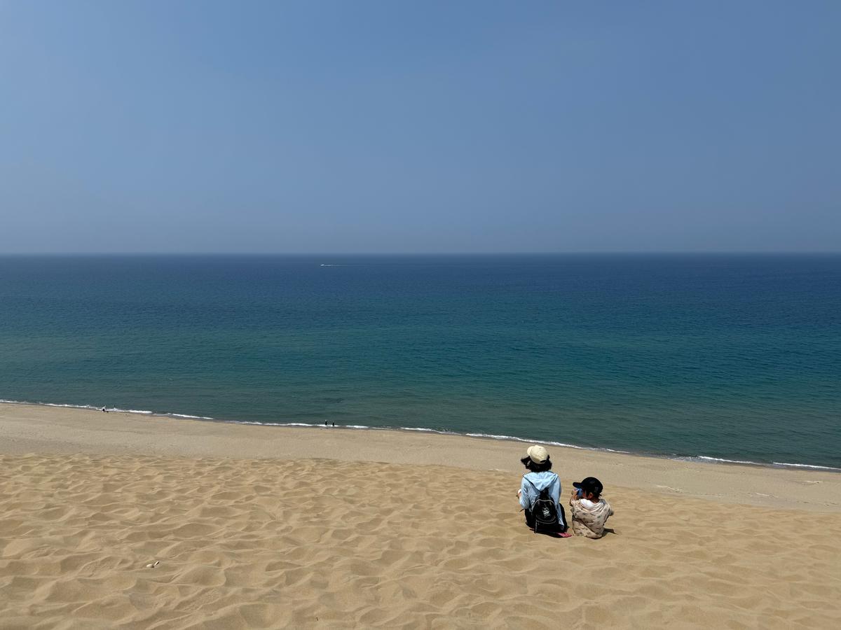 鸟取砂丘顶端眺望日本海的人们