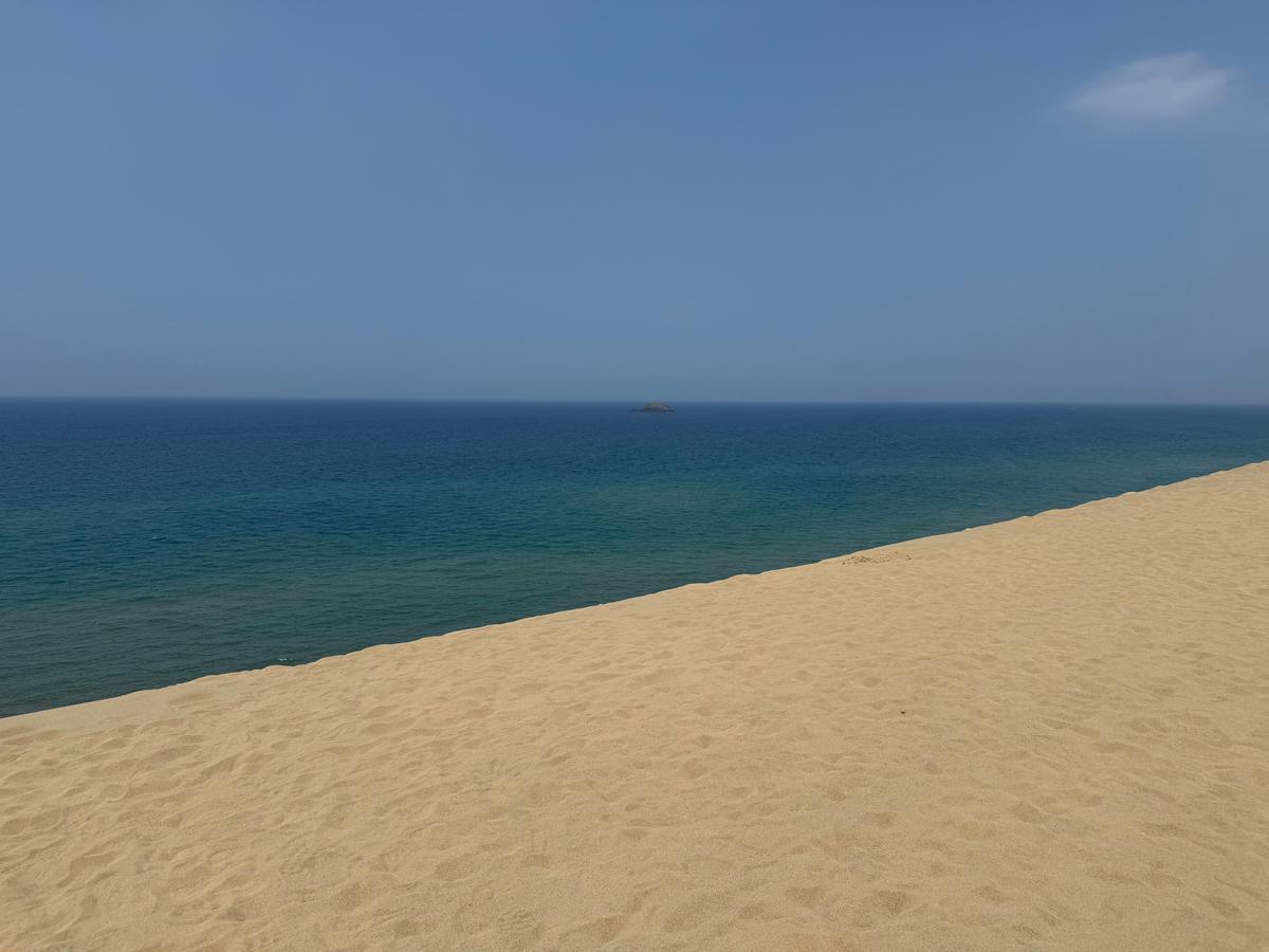 鸟取砂丘与远处相接的日本海