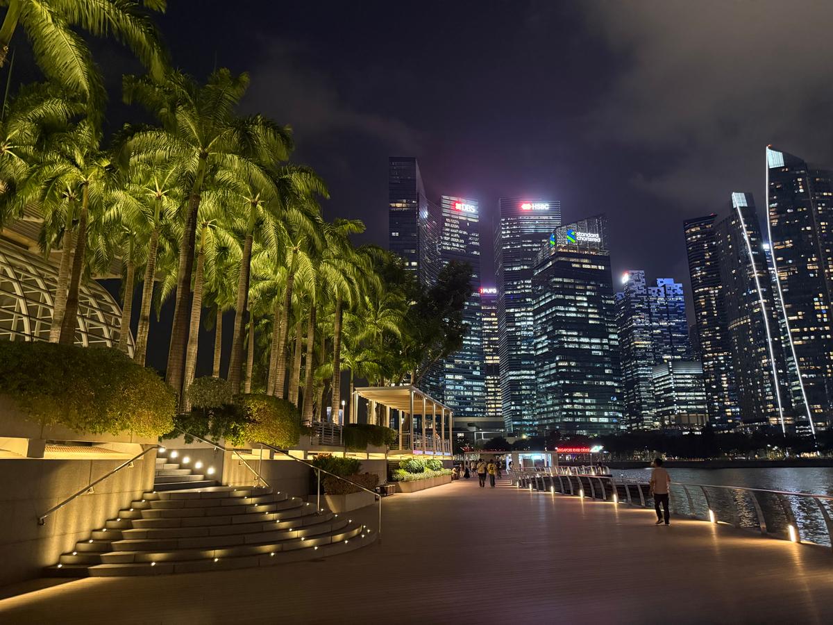 滨海湾步道与金融区夜景