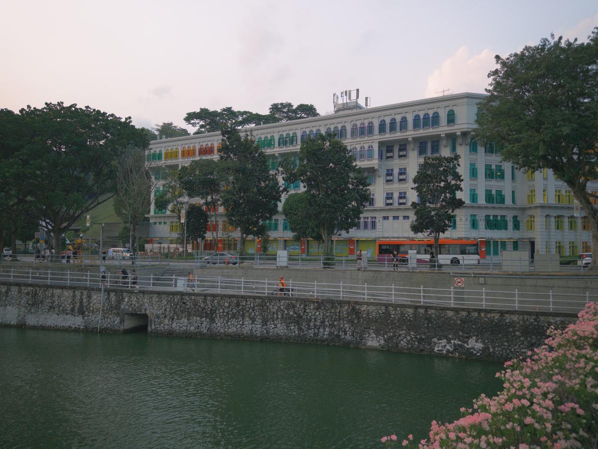 旧禧街警察局的彩色窗框